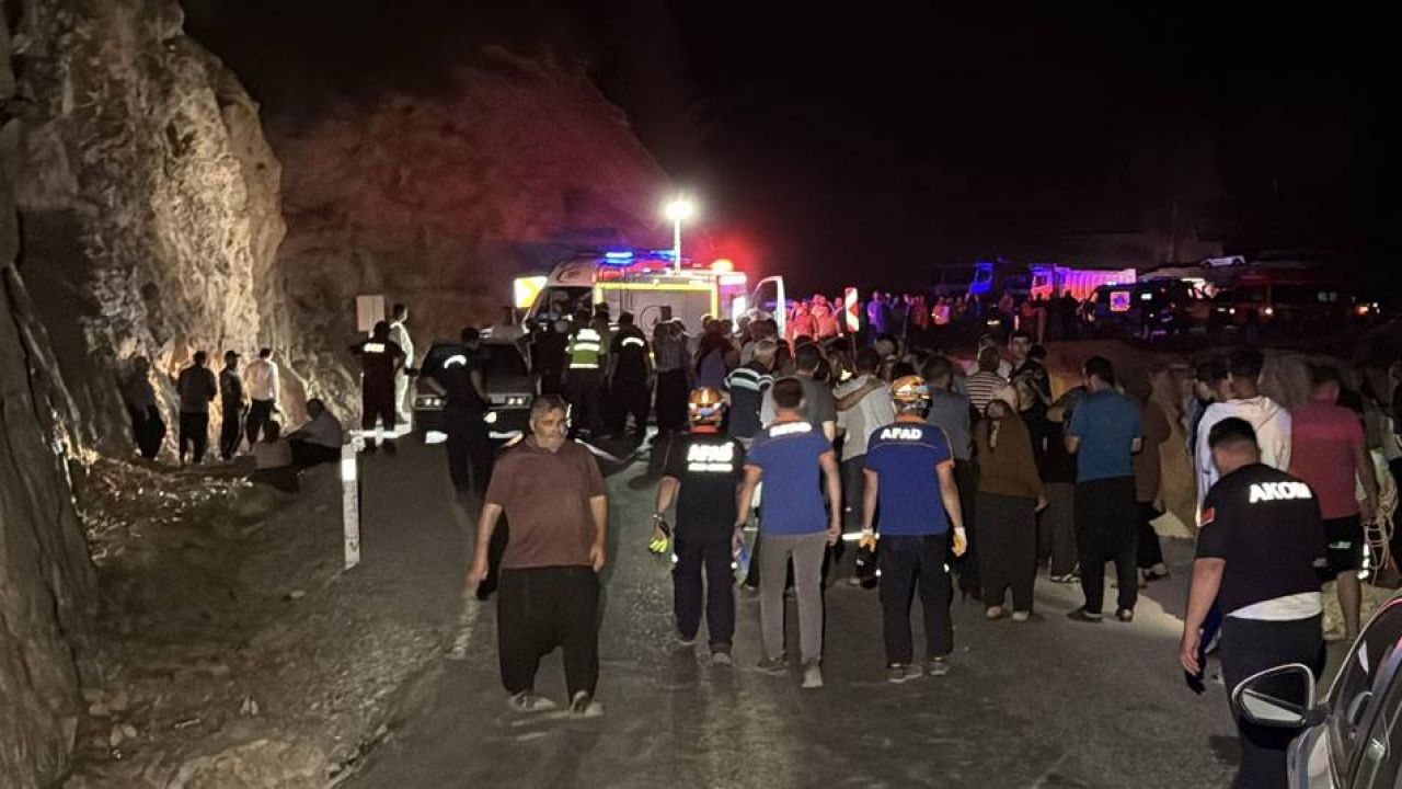 Adana'da Otomobil 70 Metrelik Uçuruma Yuvarlandı: 1'i Çocuk 5 Ölü
