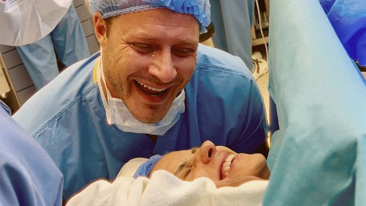 Oyuncu Burak Çelik Baba Oldu: Gözyaşlarına Hâkim Olamadı
