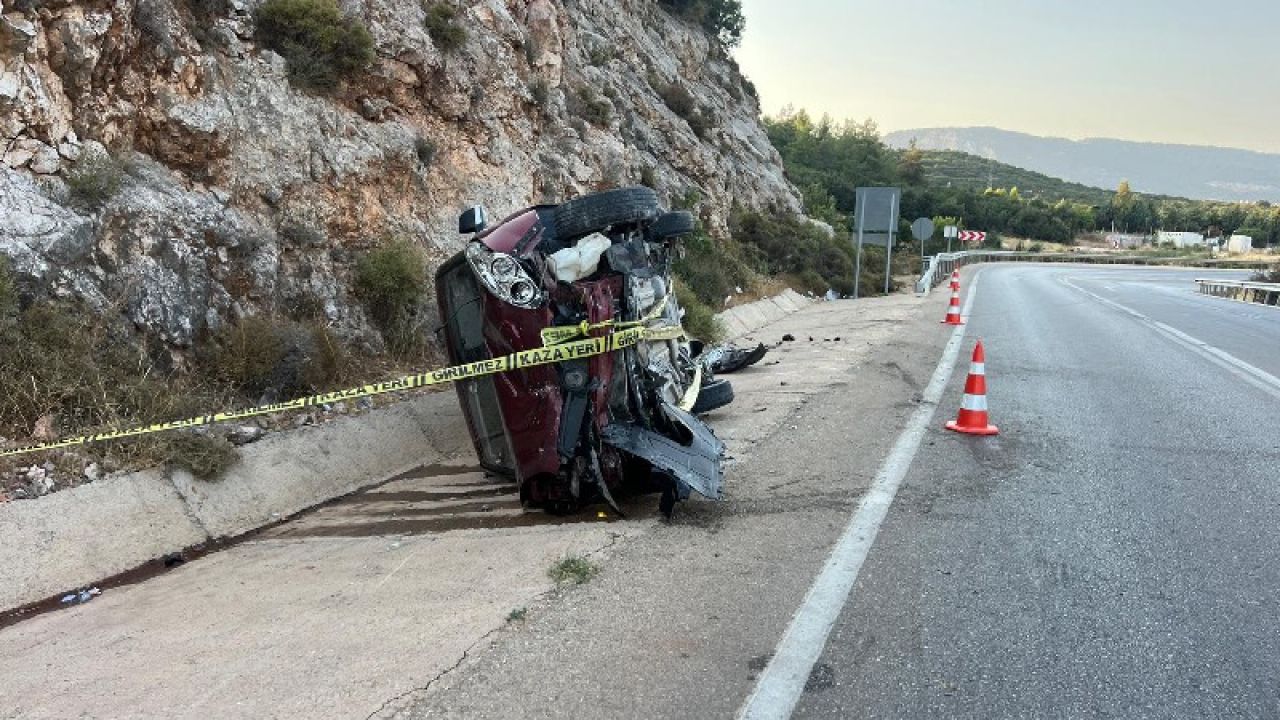 Antalya'da Kamyonet Şarampole Devrildi: 6 Yaralı
