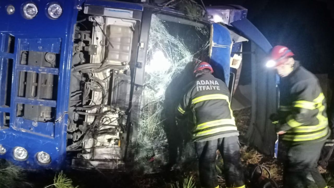 Adana'da Kamyon Bariyere Çarptı: Sürücü Yaşamını Yitirdi
