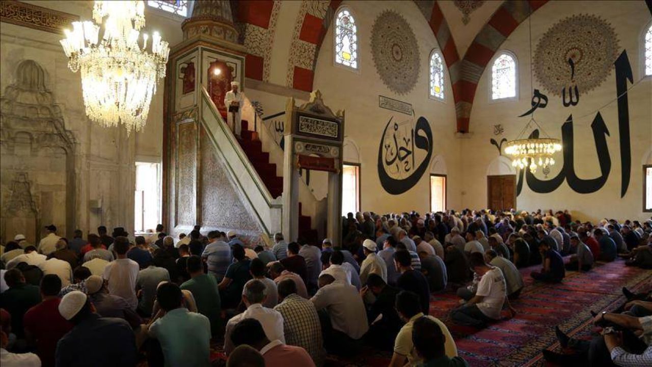 Ertuğrul Özkök'ten Cuma Namazı Gözlemleri: Muhafazakâr Yazarlar Diyanet İçin Ne Yazdı?
