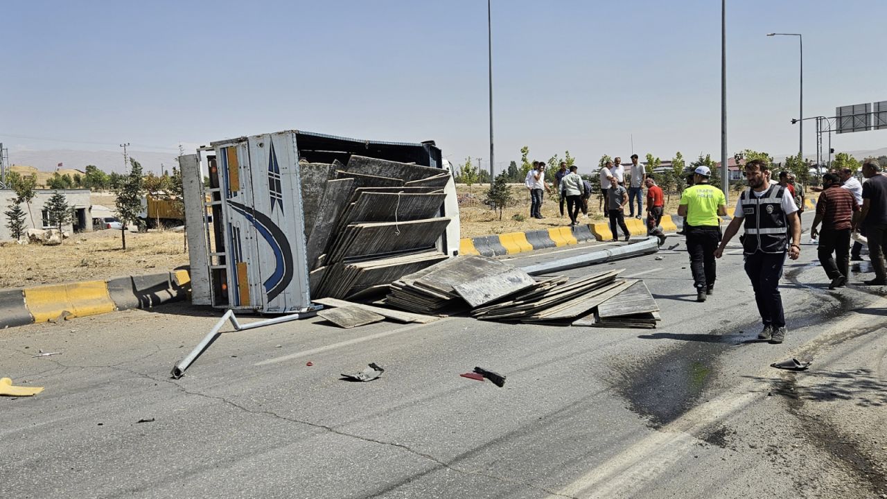 Ağrı'da Kamyonet ve Hafif Ticari Araç Çarpıştı: 8 Yaralı
