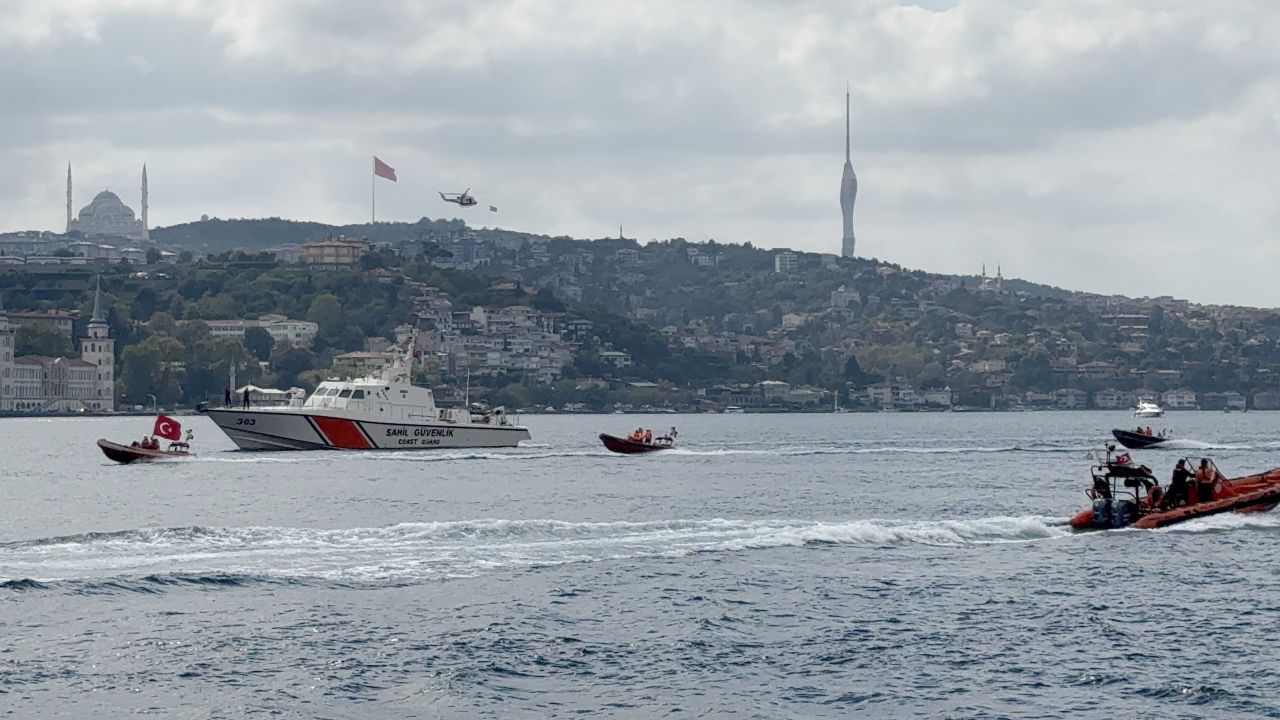 İstanbul Boğazı'nda Kaybolan Rus Yüzücü İçin Arama Çalışmaları Devam Ediyor
