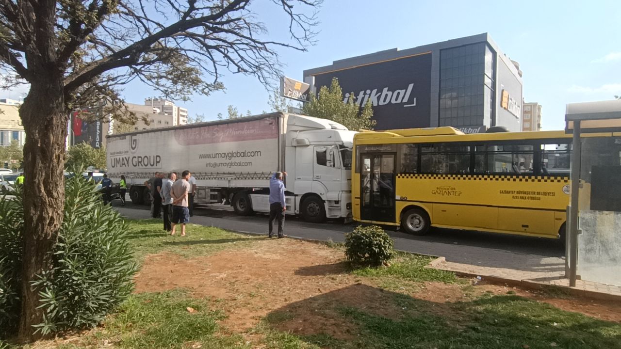 Tır Halk Otobüsüne Çarptı: 2'Si Ağır 3 Yaralı
