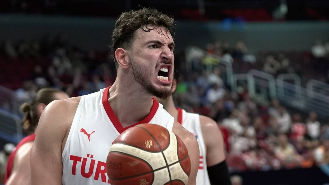 On İki Dev Adam Portekiz'i Farklı Mağlup Etti
