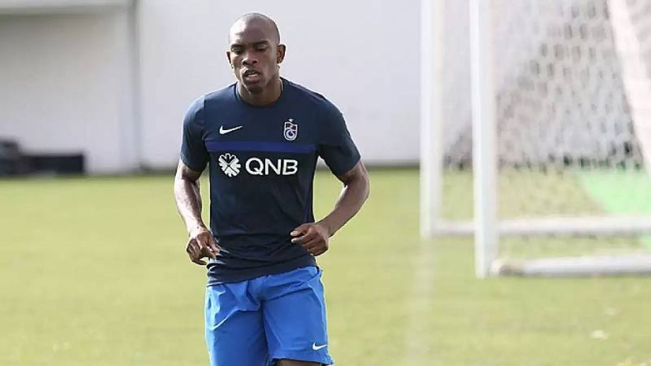 Süper Lig Eski Yıldızının Eşi Kuyumcu Soydu, Interpol Kırmızı Bülten Çıkardı
