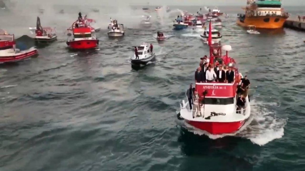 Sinop'ta Chp Mitingi Için Tekne Konvoyu: Özgür Özel Dümeni Ele Aldı, Alana Balıkçı Teknesiyle Ulaştı
