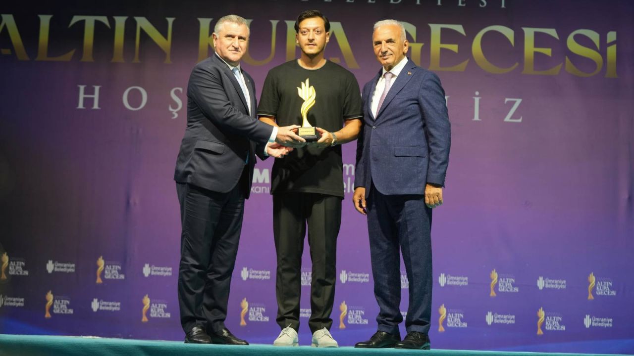 Mesut Özil Yılın Spor İnsanı Seçildi
