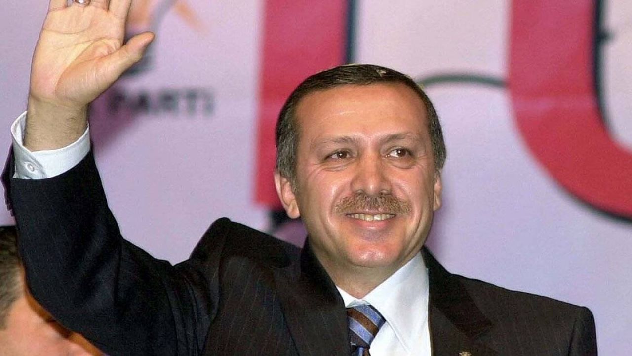 Ertuğrul Özkök: Erdoğan, Anayasa Mahkemesi Kendi Partisini Kapatmayı Reddettiğinde Ne Demişti?
