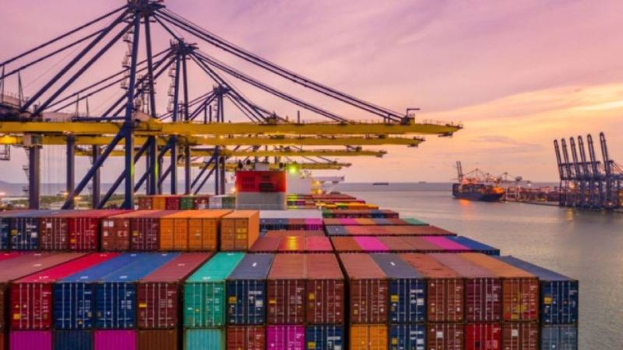 Dış Ticaret Açığı Ağustosta Azaldı
