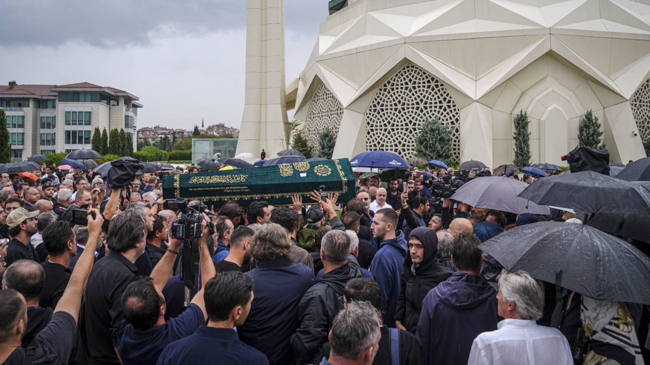 Marmara Denizi'nde Teknesi Parçalanan Halit Yukay Son Yolculuğuna Uğurlandı