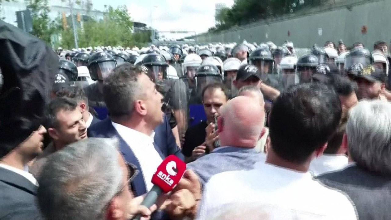 Chp'den Gürsel Tekin Açıklaması: Polis Çekilirse, Tek Başına İçeri Kabul Edilecekti Ama Abluka Yoğunlaştı!
