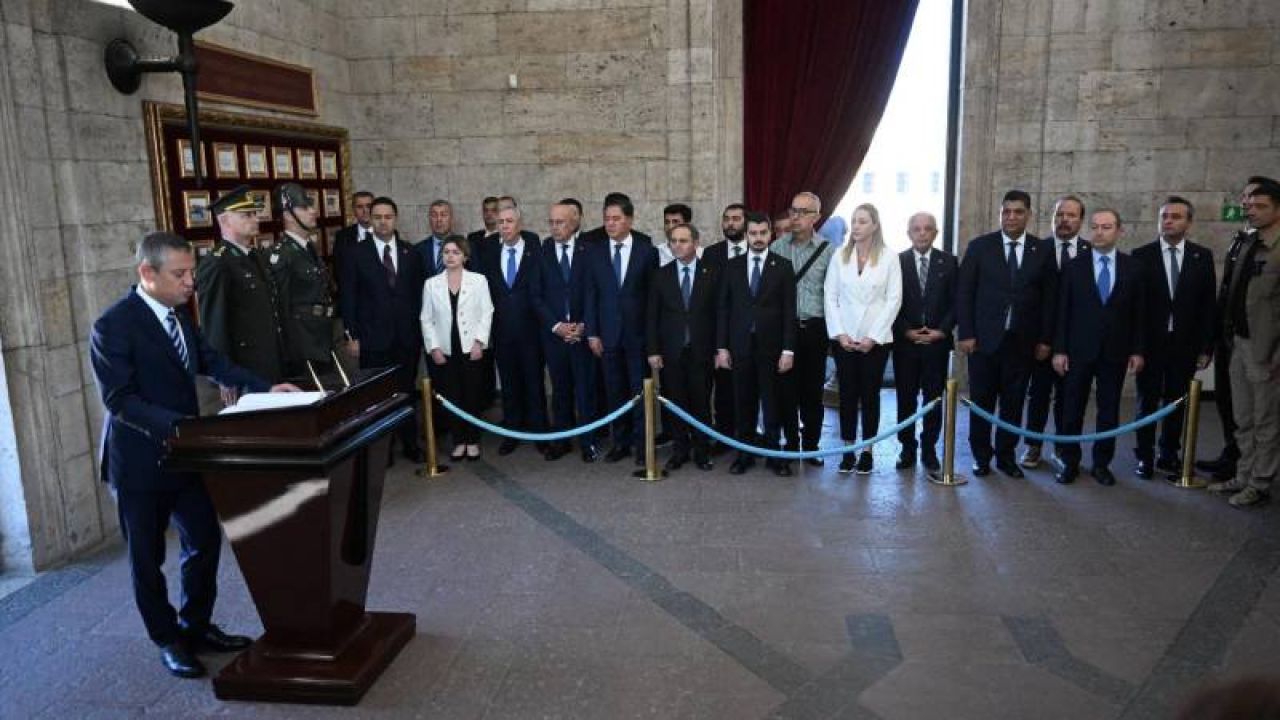 Chp'den Anıtkabir Ziyareti: Özel'den "Demokratik Rekabeti Savunma" Vurgusu
