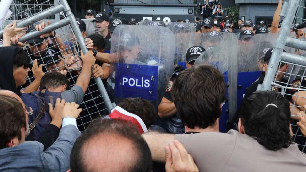 Chp İstanbul İl Başkanlığı Protestolarına İlişkin 3 Sosyal Medya Kullanıcısı Tutuklandı, 24 Kişi Hakkında Soruşturma Başlatılmıştı
