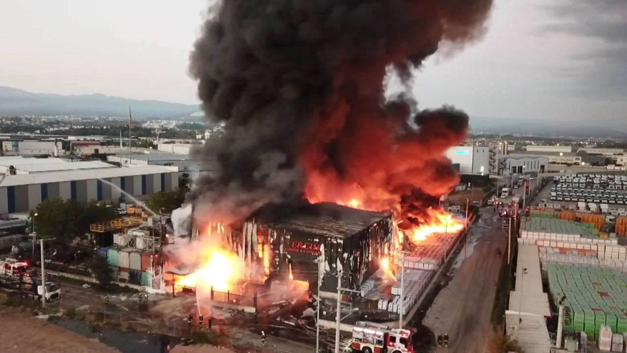 Kocaeli'de Lojistik Deposunda Yangın: Gökyüzü Siyah Dumana Büründü
