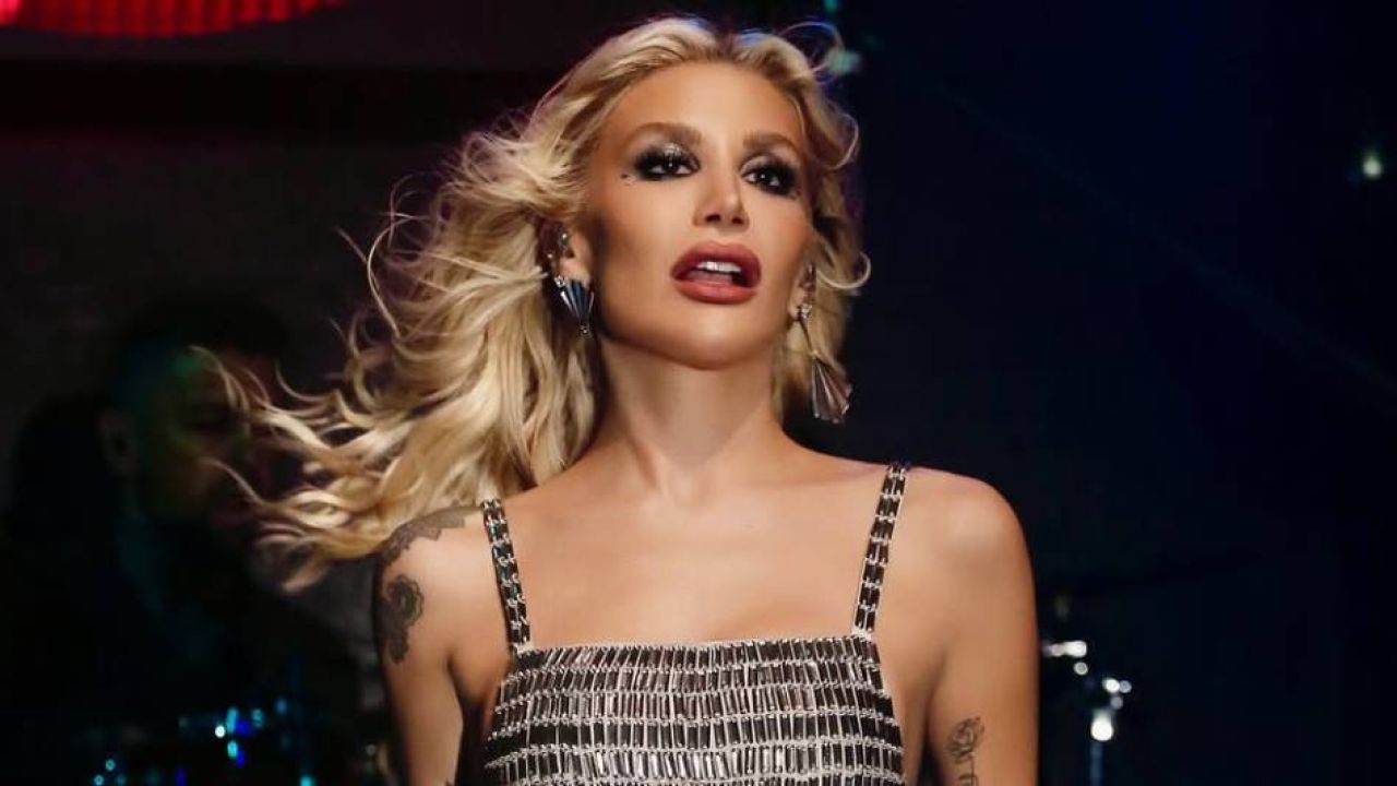 İrem Derici Kafasındaki 40 Dikişle Sahneye Çıktı
