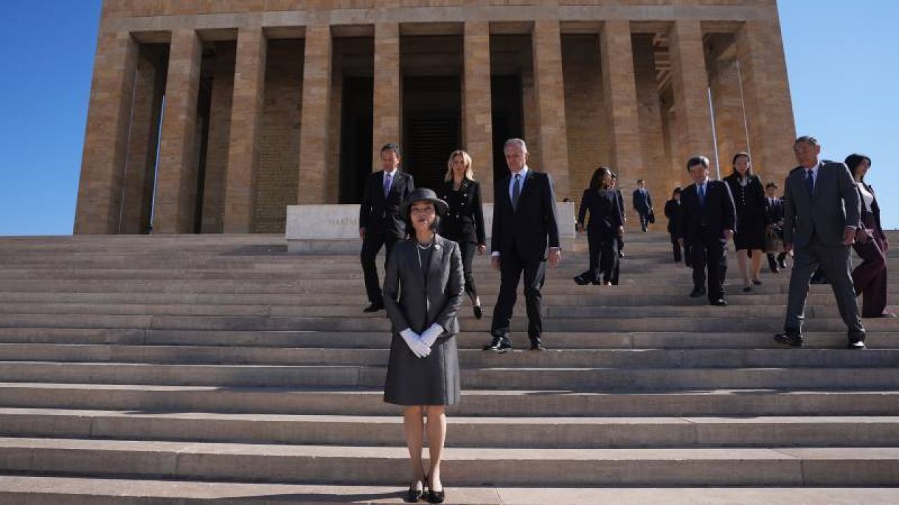 Japonya Altes Prensesi Akiko Mikasa Anıtkabir'de
