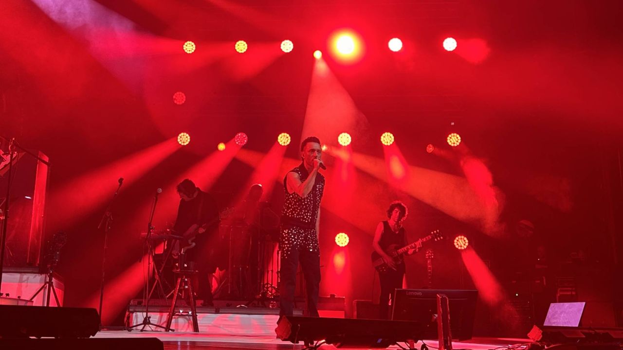 İpek Özbey'den Şarkıların Gücüne Eleştirel Bakış
