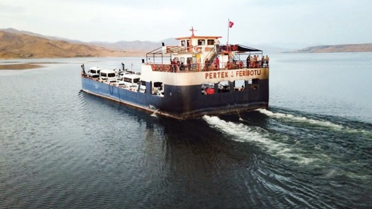 Tunceli'de Feribot Seferleri Rüzgar Nedeniyle İptal Edildi
