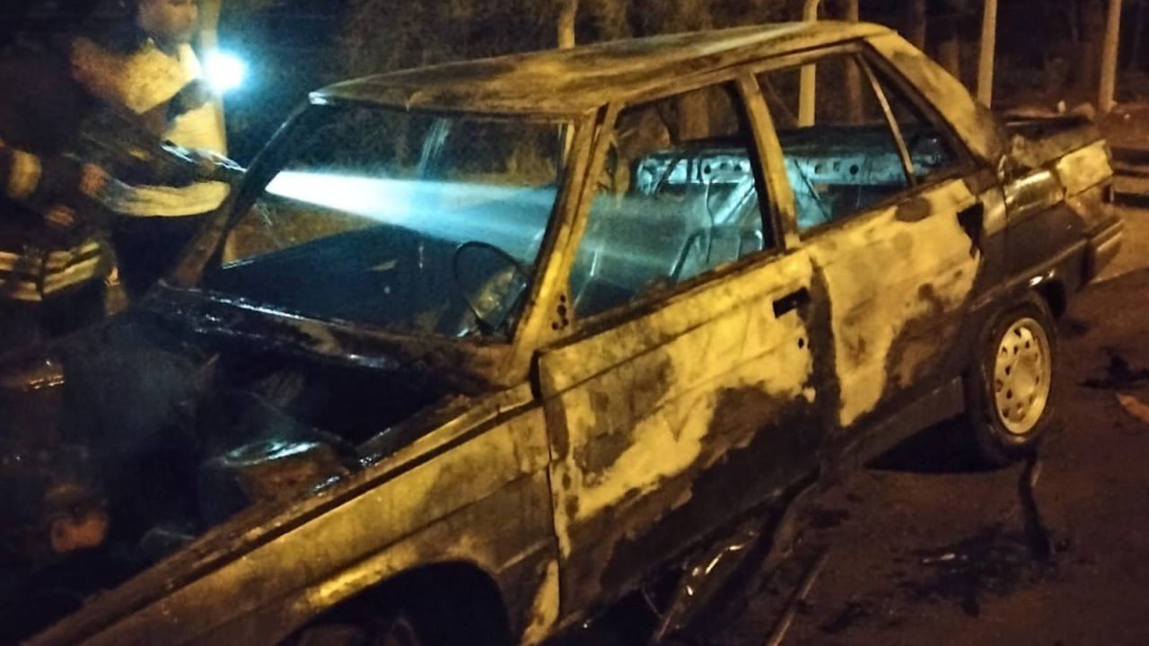 Adana'da Park Halindeki Otomobil Yandı
