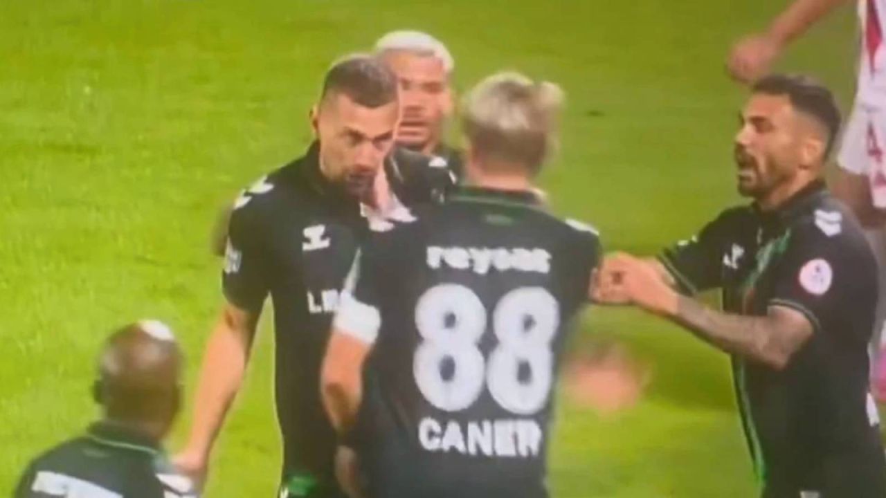 Futbolcu Caner Erkin, Takım Arkadaşına Tokat Attı
