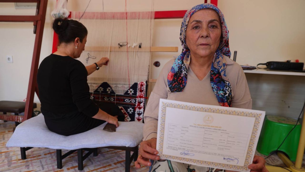 Hakkari'de 60 Yaşında Liseden Mezun Olan Kadının Hedefi Üniversite
