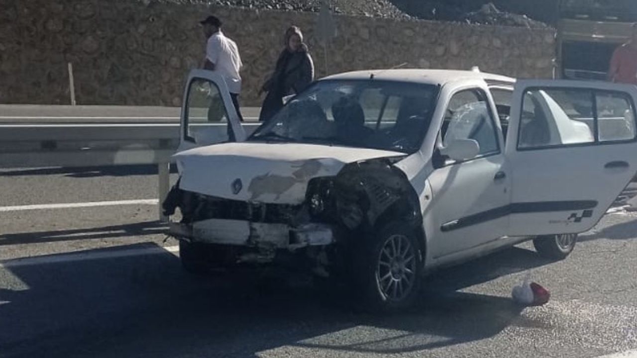 Erzincan'da Bariyere Çarpan Otomobilde 5 Yaralı
