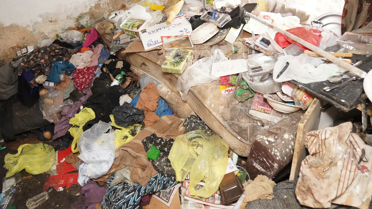 Tepebaşı'nda Çöp Evden Tonlarca Atık Çıkarıldı
