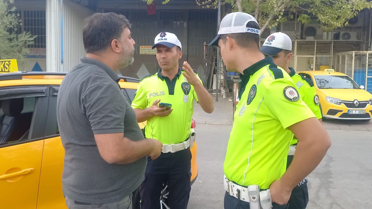 Manisa'da Korsan Taksi Gerçek Taksiciler Tarafından Yakalandı
