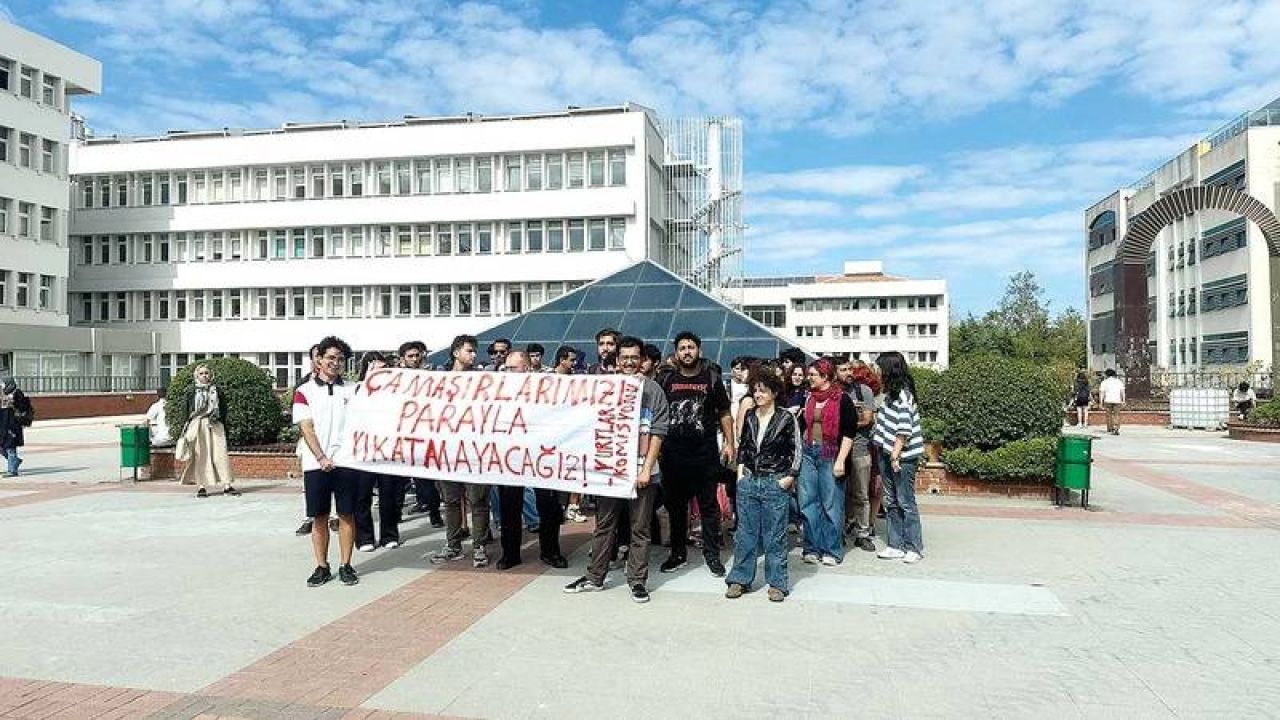 Boğaziçililer Ücretli Sisteme Leğende Çamaşır Yıkayarak Tepki Gösterdi
