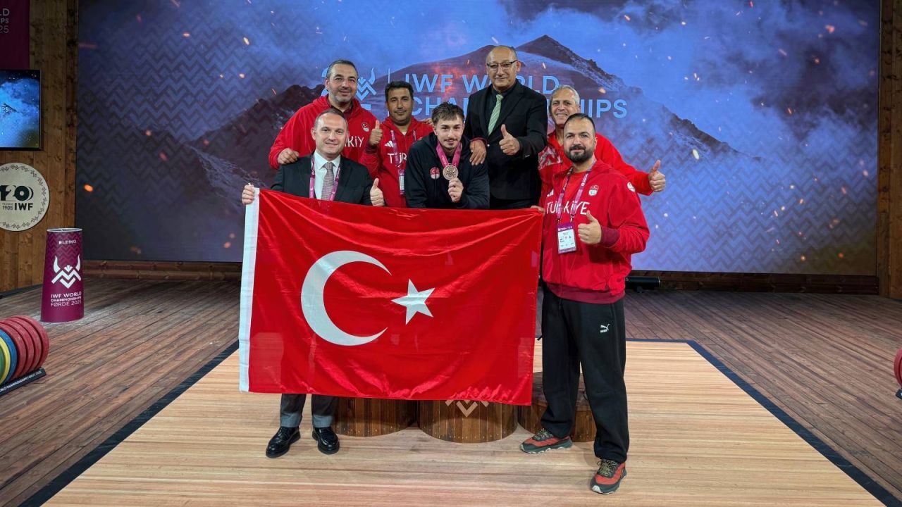 Dünya Halter Şampiyonası'nda Yusuf Fehmi Genç'ten Bronz Madalya
