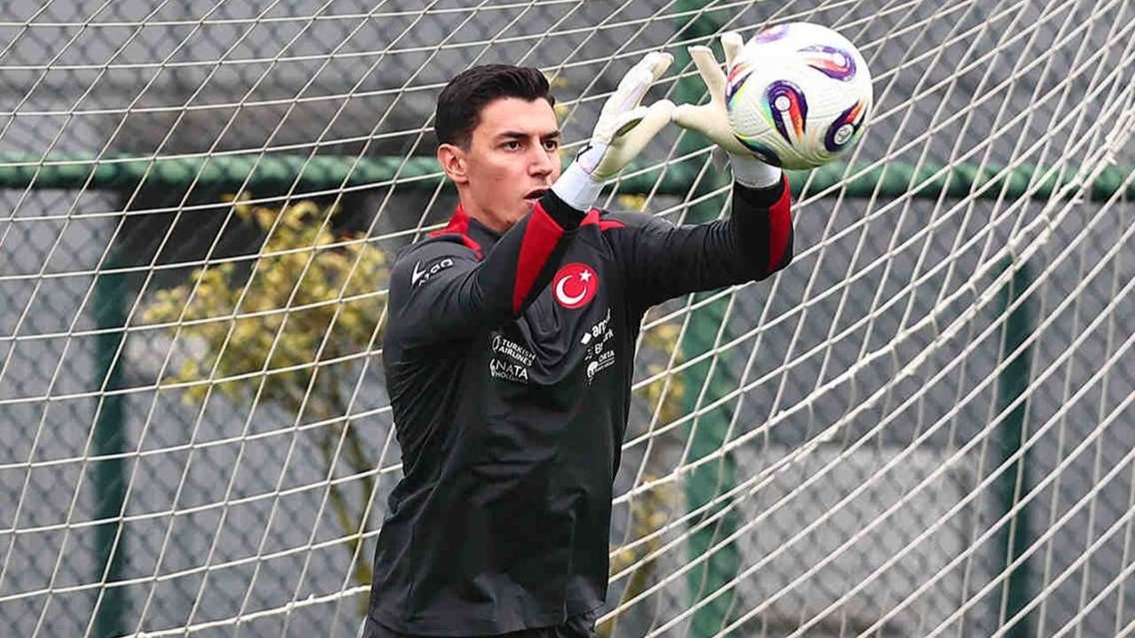 Montella'dan Berke Özer'e Kampı Terk Etme Cezası

