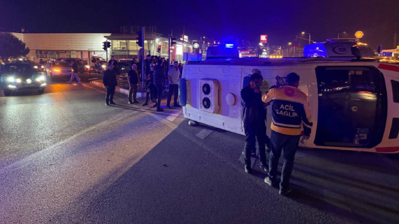 Ambulans Ciple Çarpıştı, 3 Sağlık Personeli Yaralı