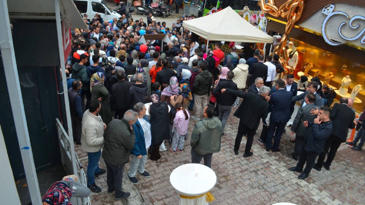 Kocaeli'de Kuyumcu Açılışında Dağıtılan Altın ve Saatler Yoğunluk Oluşturdu