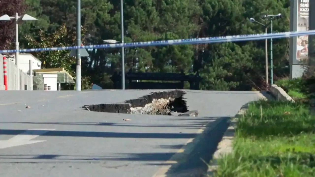Ümraniye Sokullu Caddesi'nde İstinat Duvarı Çöktü, Yol Trafiğe Kapandı