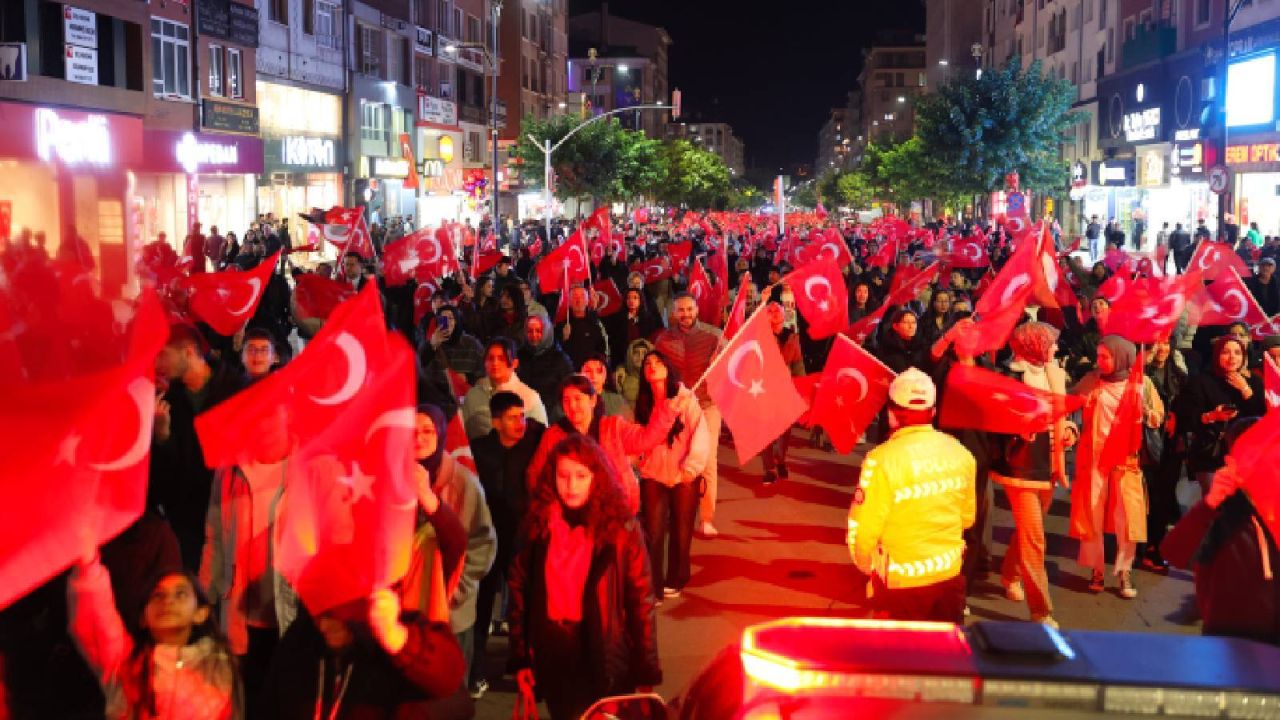 Sivas'ta Cumhuriyet'in 102. Yıl Dönümü Fener Alayı İle Kutlandı