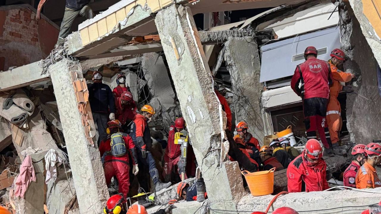 Gebze'deki Çöken Binada İki Kardeşin Cesedi Çıkarıldı, Bir Kardeş Kurtarıldı; Anne ve Baba İçin Arama Çalışmaları Devam Ediyor
