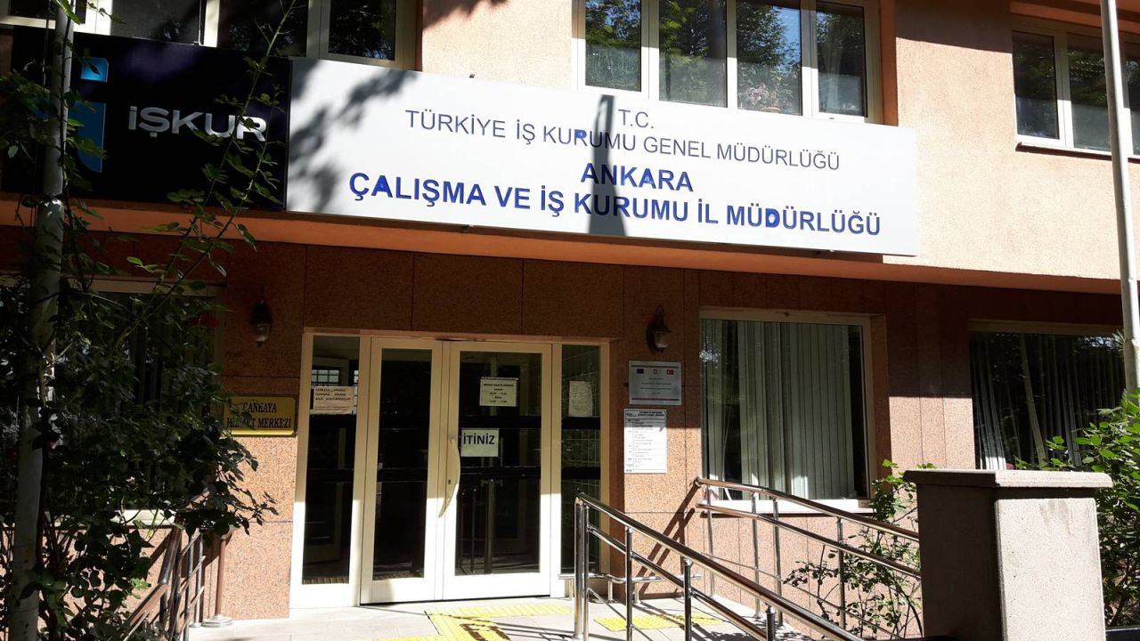 İşkur'da Yoğunluk: Gençler Kitap ve Beslenme İçin Çalışmak Zorunda