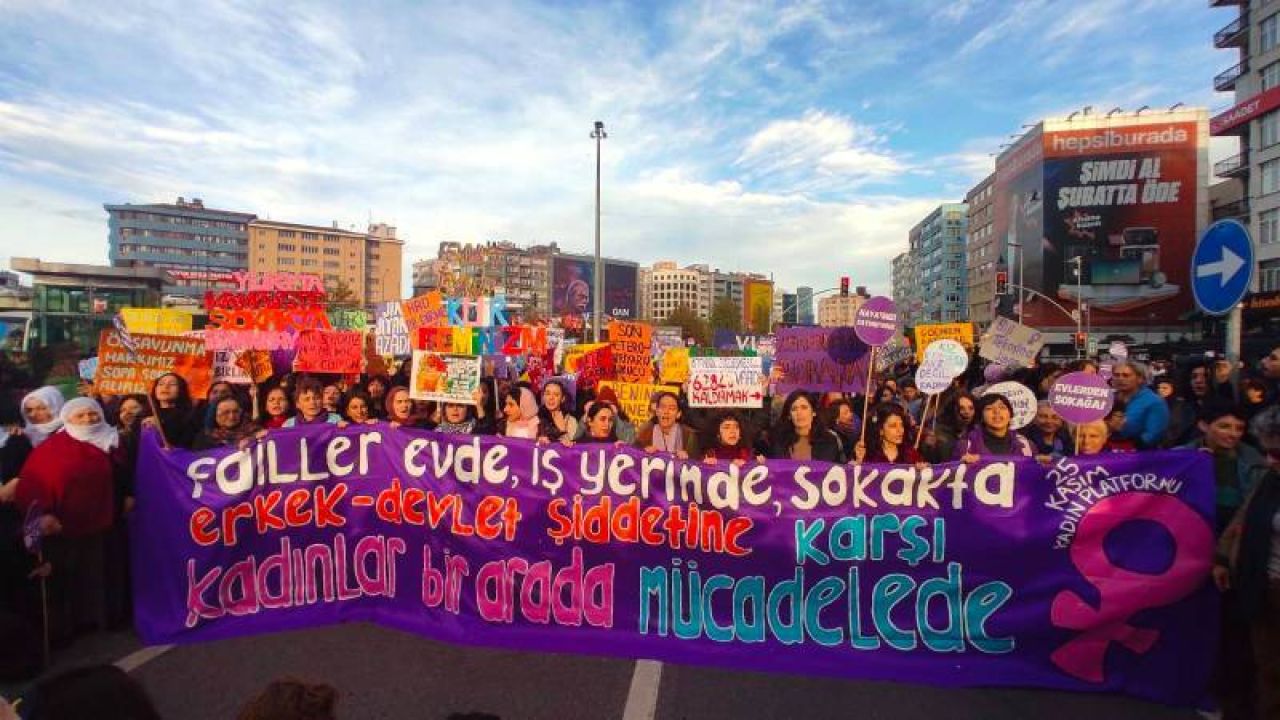 25 Kasım Eylemine Katılan 168 Kişiye Dava Açıldı: Kadınların Slogan Atması Kamu Düzenine Tehdit Olarak Görülüyor