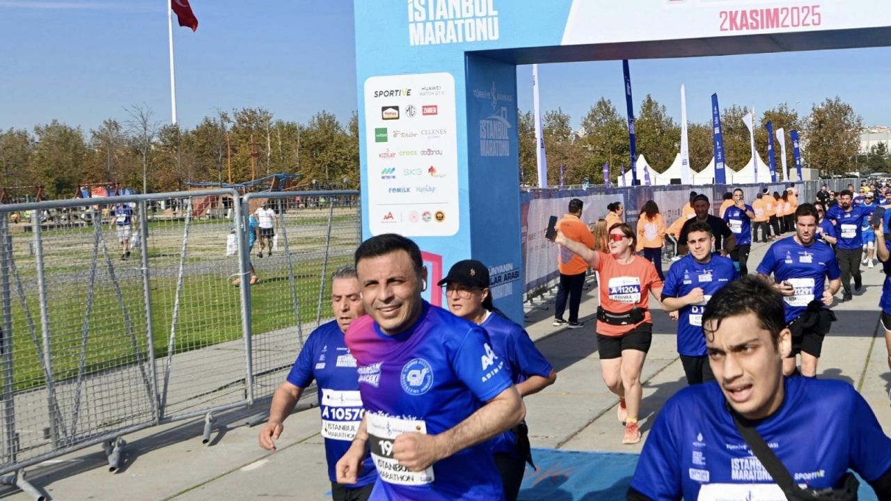 CHP İstanbul İl Başkanı Özgür Çelik, İstanbul Maratonu'nda ÇYDD Yararına Koştu