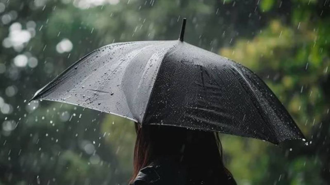 AKOM: İstanbul'da Sıcaklıklar Düşüyor, Yer Yer Yağış Bekleniyor