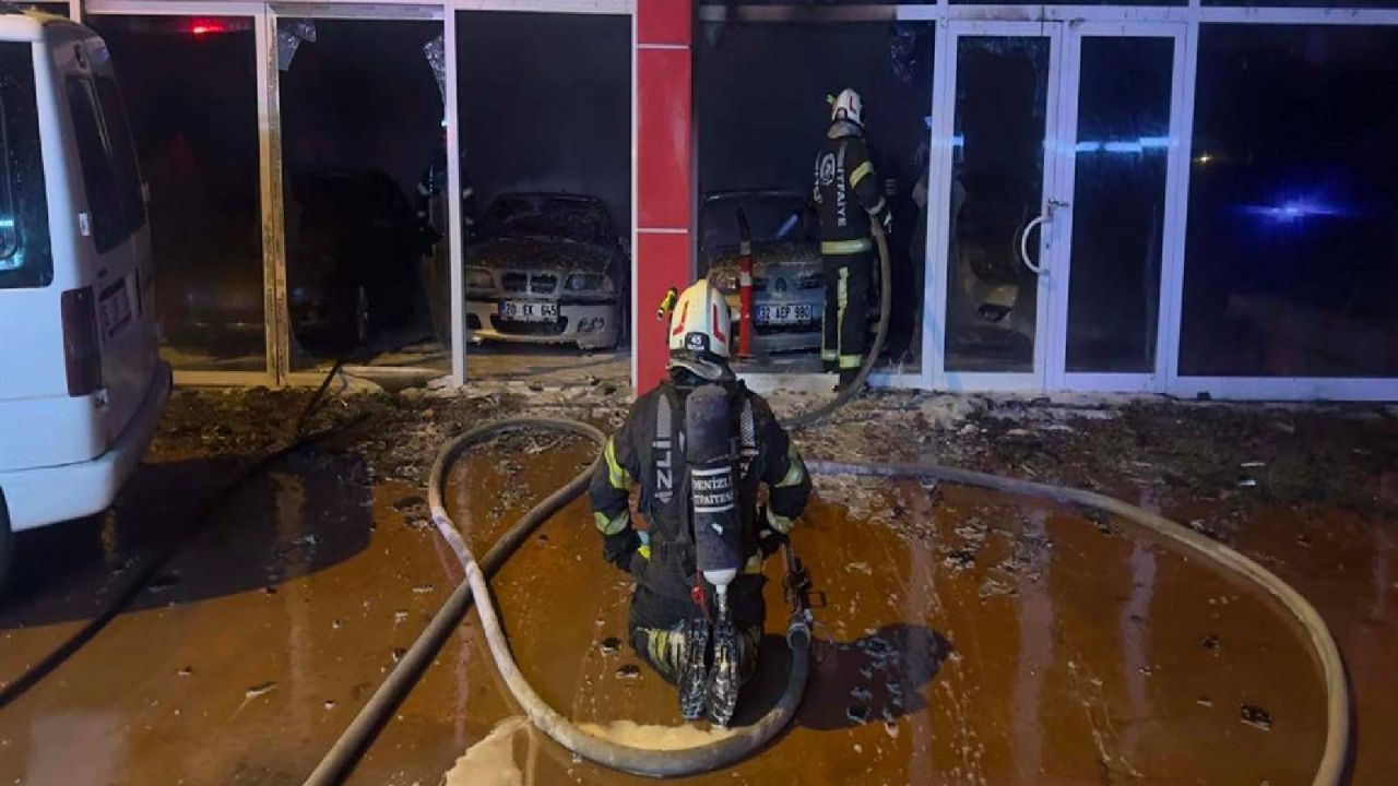 Oto Galeriye Kundaklama: 5 Otomobil Zarar Gördü