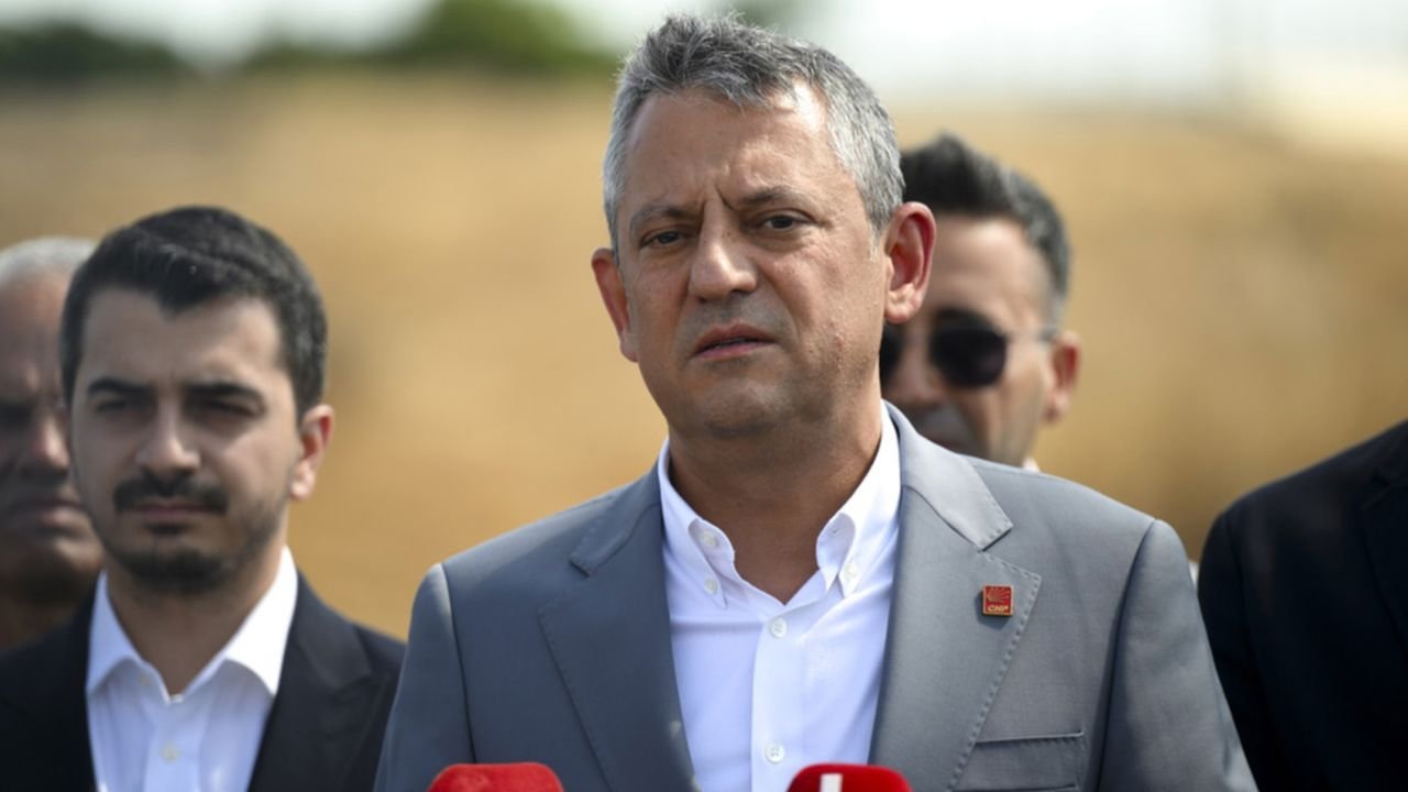 Özgür Özel'den Yeni Parti Tartışmalarını Alevlendiren Sözler! İzmir'de Dikkat Çeken Mesaj