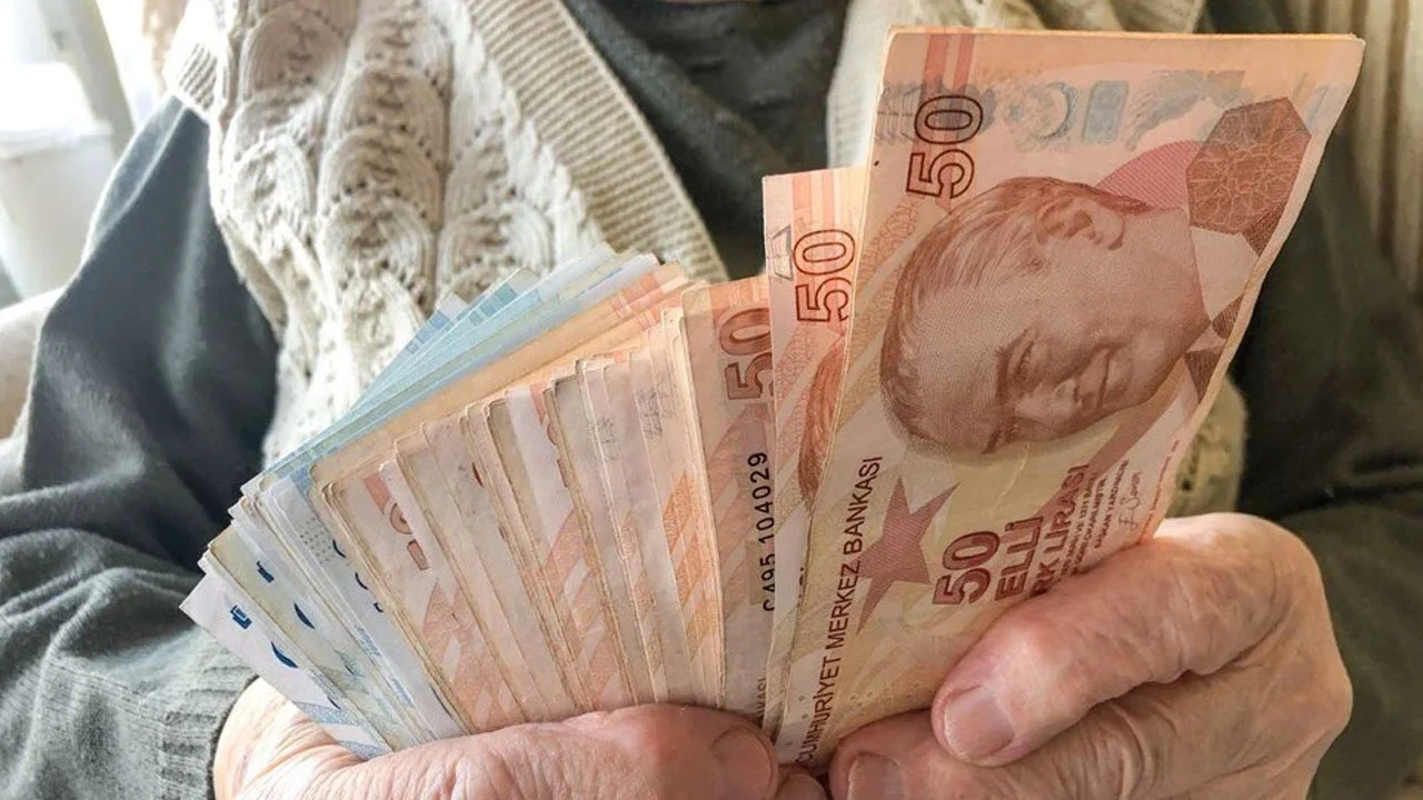 en-dusuk-emekli-maas-kac-para-olacak-memur-emeklilerine-kotu-haber-uzman-isim-acikladi-ckxl.webp